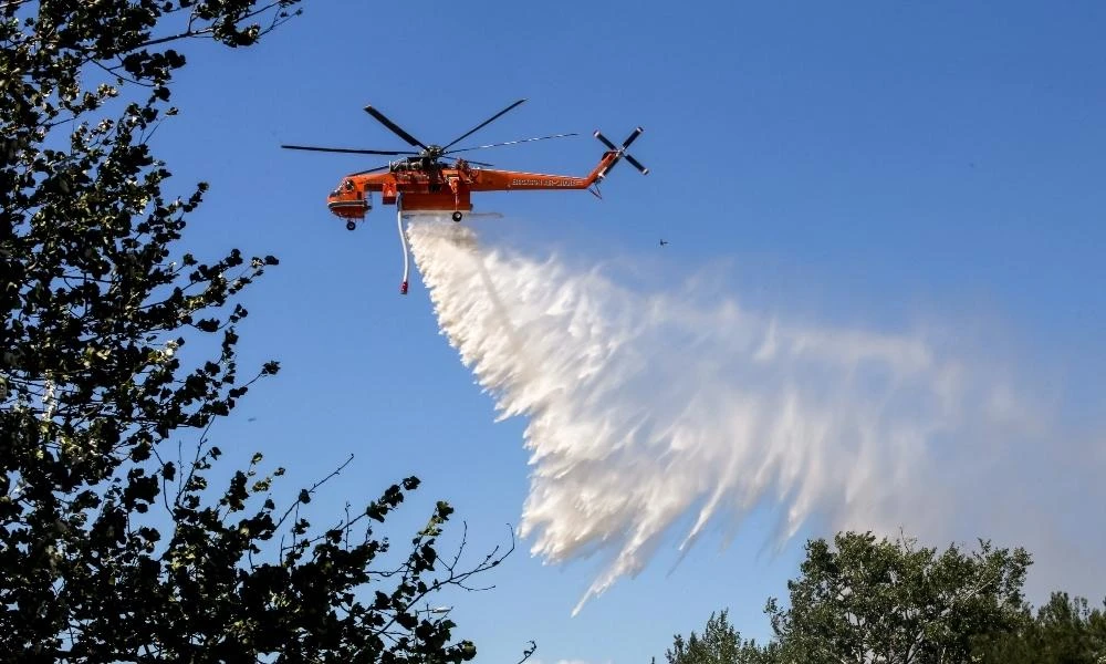 Η στιγμή της ρίψης νερού από ελικόπτερο στη φωτιά στο Μαρούσι εντός αστικού ιστού